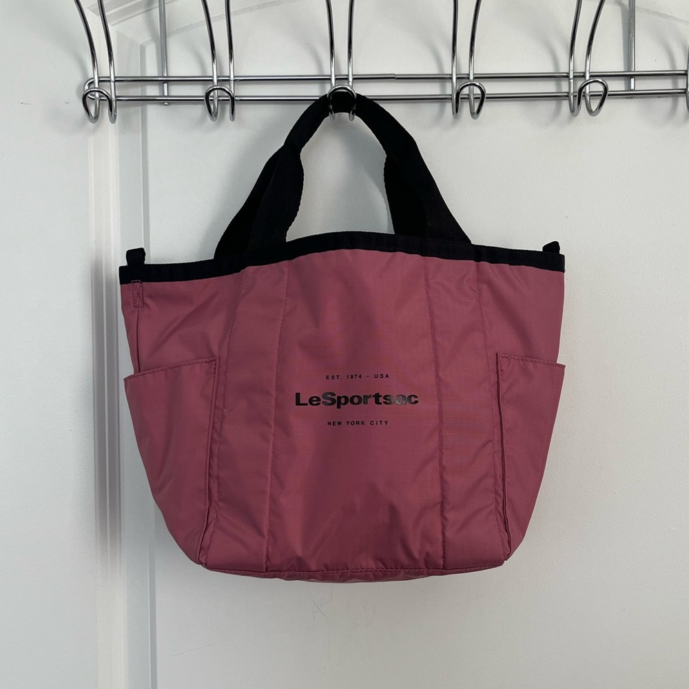 LeSportsac SMALL REVERSIBLE POCKET TOTE
TWO-WAY PINK/BLACK